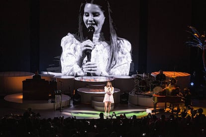 La cantante Lana del Rey, que se vio envuelta en una polémica por el parecido entre su tema ‘Get free’ y el clásico ‘Creep’ de Radiohead, durante un concierto en California en 2019.