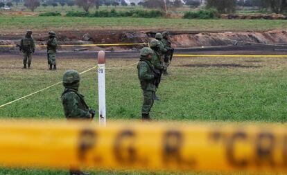 Soldados protegem a área da explosão em Tlahuelilpan, no estado de Hidalgo (México)