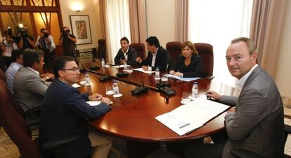 Alberto Fabra con los consejeros de Gobernaci&oacute;n y Medio Ambiente y los alcaldes del PP de pueblos afectados por los temblores. 