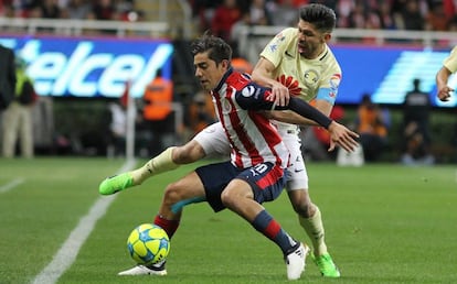 Pizarro protege el balón de Peralta