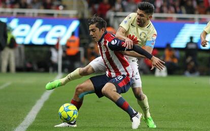 Pizarro protege el balón de Peralta