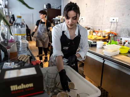 Dos camareras trabajan en una cafetería en Valencia, el pasado mes de julio.