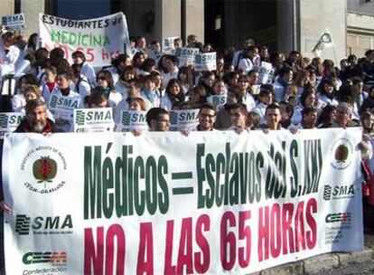 Los médicos pararon ayer 15 minutos ante el temor de que la jornada europea les suponga trabajar 65 horas semanales.