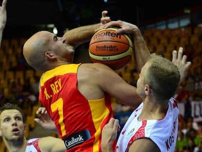 Xavi Rey pugna con Koszarek por un rebote