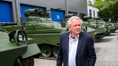 Armin Papperger, juntos a vehículos de combate de infantería Marder, en 2022 en la planta de Rheinmetall en Unterluess (Alemania).