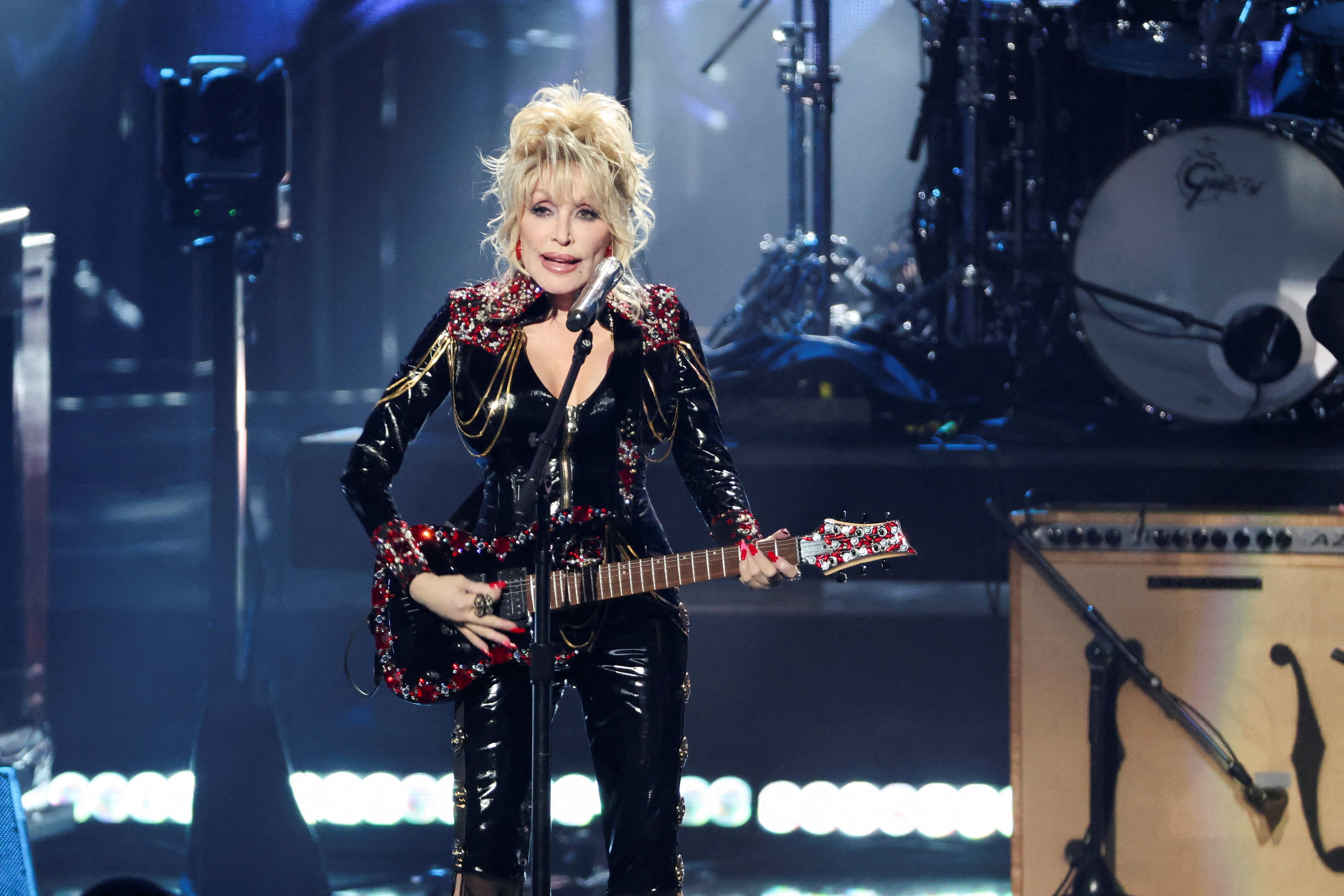 Dolly Parton, la estrella que se negó a elegir un bando político pero nunca se quedó callada