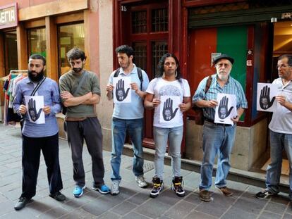 Miembros de SOS Racismo comparecen en Vitoria.
