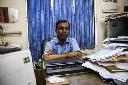 Fotografía de Kazi Matin Ahmed, director del departamento de Geología de la Universidad de Dacca.
