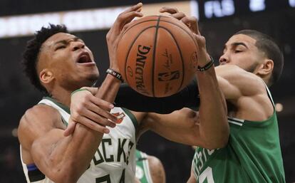 Tatum comete falta sobre Antetokounmpo.