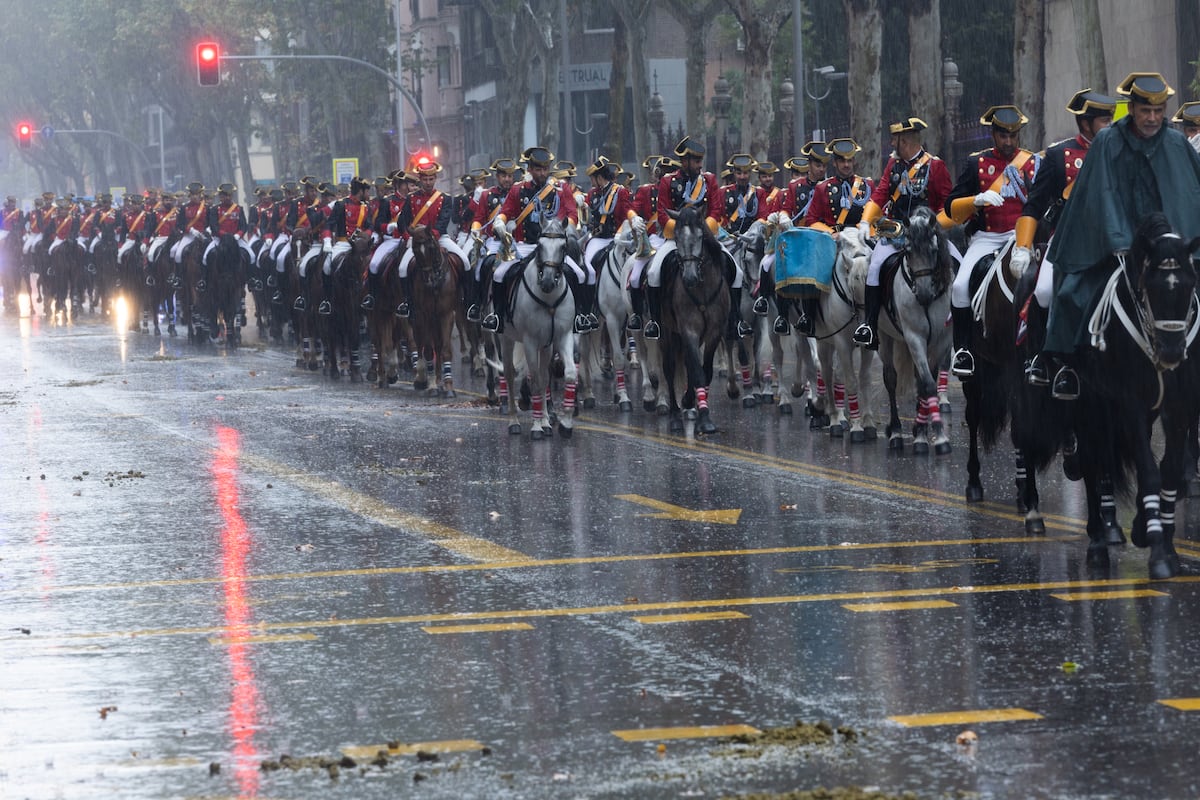 Vídeo | Los momentos más destacados del desfile del 12 de octubre: de la fuerte lluvia a la presencia de Illa 