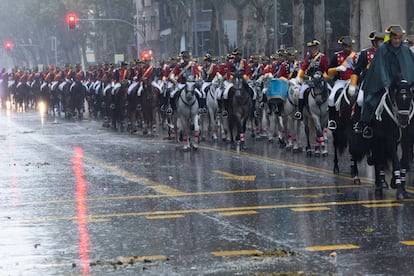 Unidades de caballería, en los momentos previos al desfile de la Fiesta Nacional, bajo una intensa lluvia.