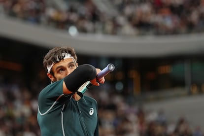 El tenista italiano Lorenzo Musetti se seca el sudor durante la semifinal de Roland Garros frente a Carlos Alcaraz.