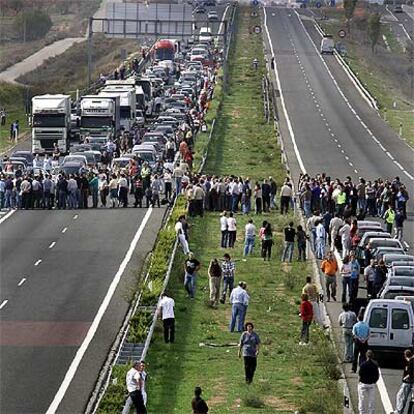 La autovía A-3 cortada por los agricultores, ayer, a la altura de Utiel.