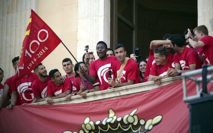 GRA165. TARRAGONA, 31/05/2015.- Los jugadores del Gimnàstic de Tarragona han subido al balcón del Ayuntamiento para festejar el ascenso a Segunda A, y celebrar con la afición dicha conquista en la Plaça de la Font.- EFE/Joan Vidal