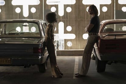 Protagonistas de la serie Duster en Max