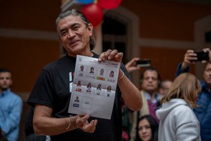 Gustavo Bolívar, candidato a la Alcaldía de Bogotá, muestra su boleta antes de emitir su voto en el Colegio Mayor de San Bartolomé, el 29 de octubre.