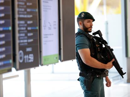 Un guardia civil vigilaba el viernes el aeropuerto de Barajas como parte del dispositivo de seguridad de la cumbre de la OTAN en Madrid.