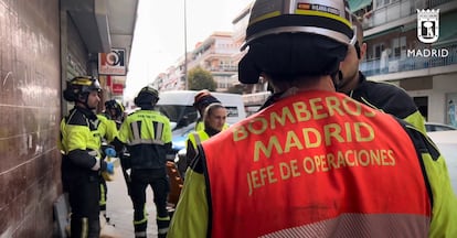 Captura del vídeo de EMERGENCIAS MADRID sobre la actuación de Bomberos en el caso de los Precipitados por el hueco del ascensor en Vallecas