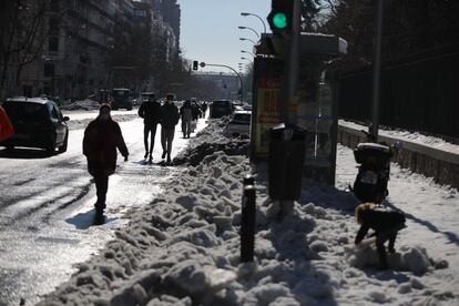 Viandantes circulan por la calzada de la calle Menéndez Pelayo, este martes en Madrid.