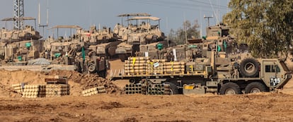 Soldados israelíes participan en unas maniobras terrestres en un lugar no revelado cerca de la frontera con Gaza, este martes.