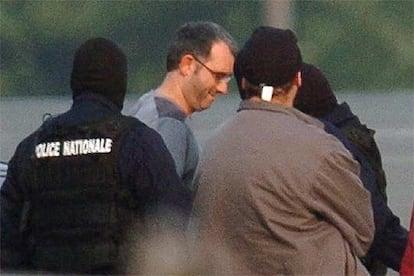 Mikel Albizu, <i>Antza,</i> ex jefe político de ETA, en el aeropuerto de Biarritz tras su detención en octubre de 2004.