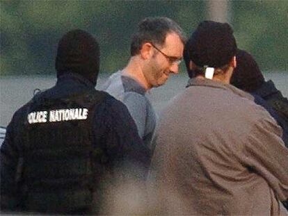 Mikel Albizu, <i>Antza,</i> ex jefe político de ETA, en el aeropuerto de Biarritz tras su detención en octubre de 2004.