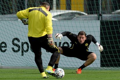 El portero del Dortmund, Weidenfeller, durante la sesión de entrenamiento previa al partido de vuelta de los cuartos de final de la Champions League.
