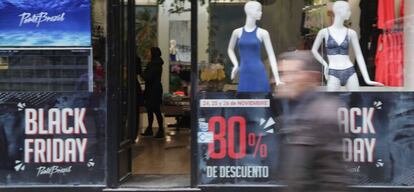 Escaparates de hoy de los comercios que realizan ofertas en esta jornada del Black Friday, el Viernes Negro de los descuentos, previos a la época navideña.