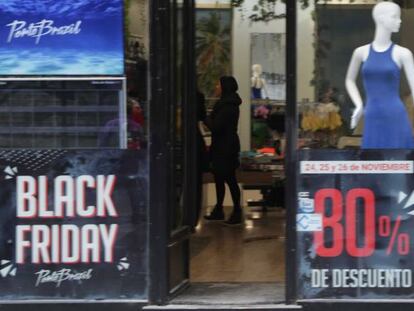  Escaparates de hoy de los comercios que realizan ofertas en esta jornada del Black Friday, el Viernes Negro de los descuentos, previos a la época navideña. 