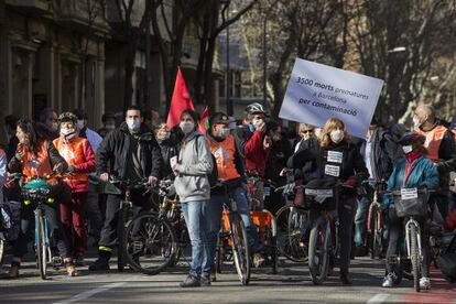 La marxa d'ahir a Barcelona va reclamar el “dret a respirar aire net i a la sanitat pública”.