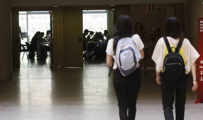 Estudiantes en la Universidad Complutense de Madrid. 