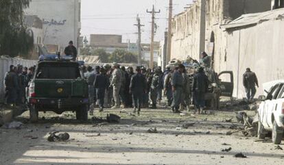 Varios policías inpeccionar el lugar donde ha tenido lugar el ataque contra una comisaría en Kandahar
