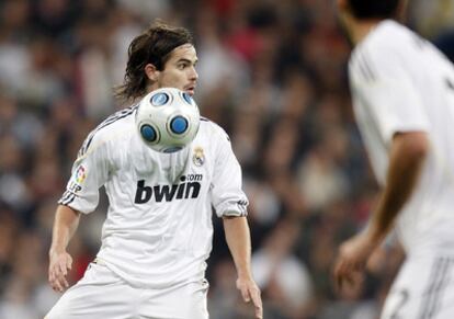 Gago controla el balón durante un partido con el Real Madrid