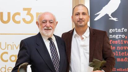 A la izquierda, Carlos García Gual, premio José Luis Sampedro, junto a Martín Doria, ganador del premio Getafe Negro en esta edición, en una imagen cortesía del festival.