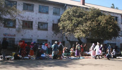 Un grupo de vendedores ambulantes en las calles de un suburbio en Harare (Zimbaue) el pasado mayo.