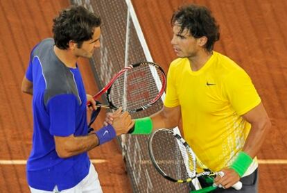 Rafael Nadal y Roger Federer se saludan tras el partido de semifinales del Open de Madrid.