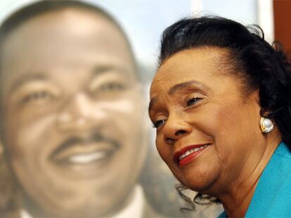 Coretta Scott King, en enero de 2004 durante una conferencia; de fondo, la imagen de su marido.