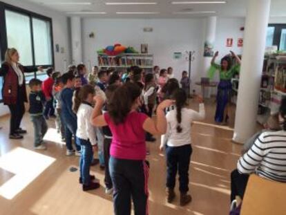 En Danzacuentos Lola interpretan historias mediante la narración oral.