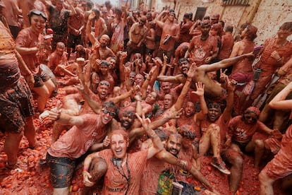 Un grupo de participantes de la Tomatina posan para una fotografía.
