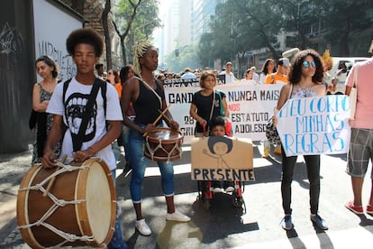 Um mês depois da chacina da Candelária, outro grupo de extermínio, também formado por policiais, assassinou 21 pessoas na favela de Vigário Geral, uma favela na norte no Rio. "Essas chacinas, assim como a chacina de Acari em 1990, contribuíram para estabelecer a reputação da polícia do Rio como uma das mais violentas do mundo", diz a Anistia Internacional.