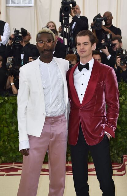 Andrew Garfield  y su acompañante a la gala.