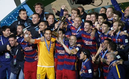 Los jugadores del barça celebran la victoria