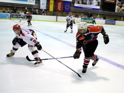 El equipo de hockey hielo de Majadahonda se enfrenta al de Jaca.