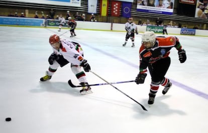 El equipo de hockey hielo de Majadahonda se enfrenta al de Jaca.
