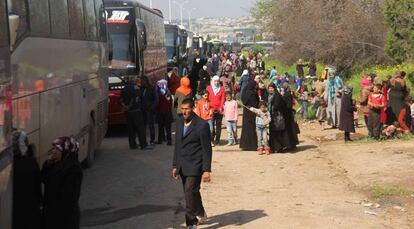 Civis sírios evacuados de Fua e Kefraya esperam comboio em Al Rashidin.