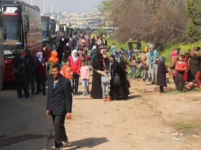 Civis sírios evacuados de Fua e Kefraya esperam comboio em Al Rashidin.