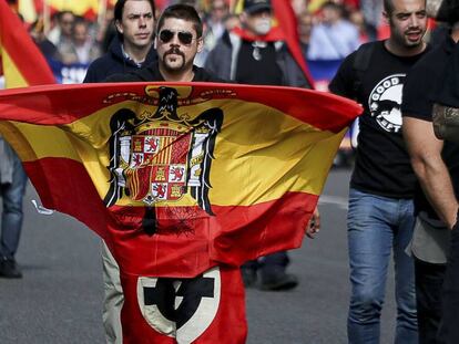 Un manifestant de Democracia Nacional a Barcelona.