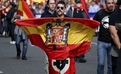 Un manifestante de Democracia Nacional en Barcelona.