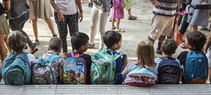 Alumnos de primaria esperando para entrar en una escuela de Barcelona.