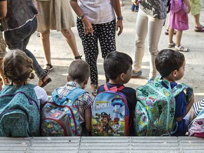 Alumnos de primaria esperando para entrar en una escuela de Barcelona.